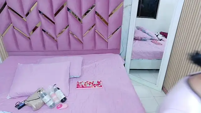 cutepetitee online show from November 21, 2025, 8:41 pm