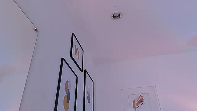 cutepetitee online show from April 21, 2026, 1:42 am