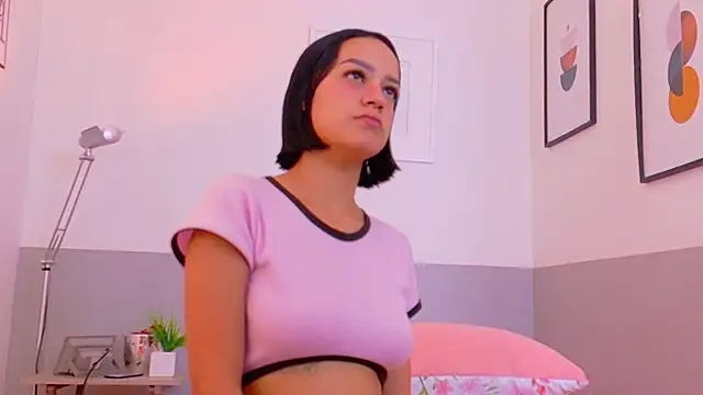 cutepetitee online show from November 26, 2025, 7:58 pm