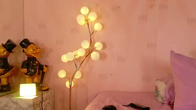 cutepetitee online show from April 30, 2026, 7:21 pm