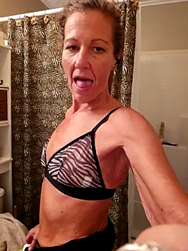 Snapshot of PhynneNicole chatting on November 25, 2025, 5:35 pm PhynneNicole online show from November 25, 2025, 5:35 pm