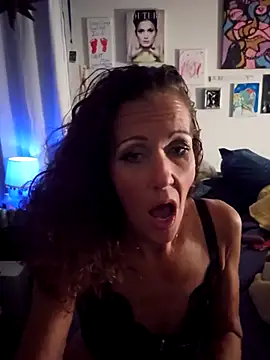 Snapshot of PhynneNicole chatting on November 6, 2025, 6:39 am PhynneNicole online show from November 6, 2025, 6:39 am