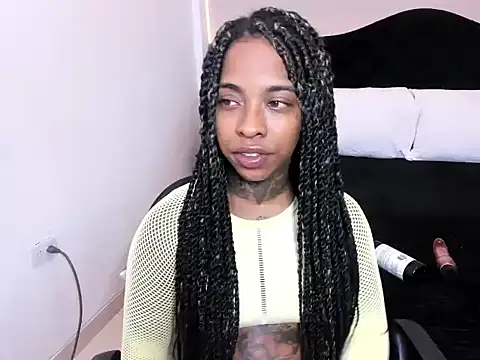 Snapshot of Pauline_Fox chatting on April 25, 2026, 11:57 pm Pauline Fox online show from April 25, 2026, 11:57 pm