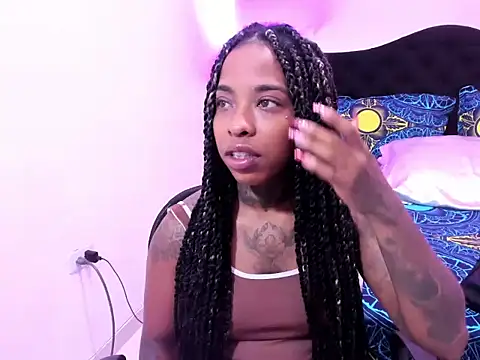 Snapshot of Pauline_Fox chatting on April 29, 2026, 2:49 am Pauline Fox online show from April 29, 2026, 2:49 am