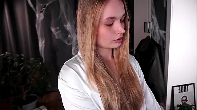 lisa schiele online show from October 29, 2025, 8:19 pm