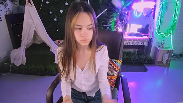 Snapshot of UliaNeer chatting on April 15, 2026, 5:24 am UliaNeer online show from April 15, 2026, 5:24 am