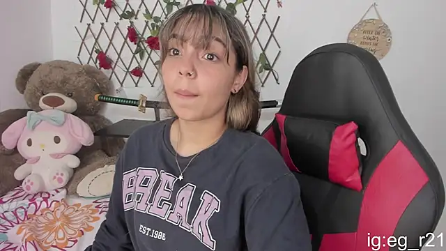 Snapshot of emma_grays2 chatting on October 15, 2025, 3:27 am emma grays2 online show from October 15, 2025, 3:27 am