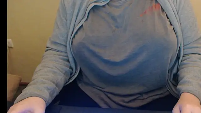 LunoviaXL online show from November 12, 2025, 7:07 pm