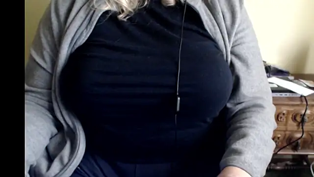 LunoviaXL online show from December 14, 2025, 4:01 pm