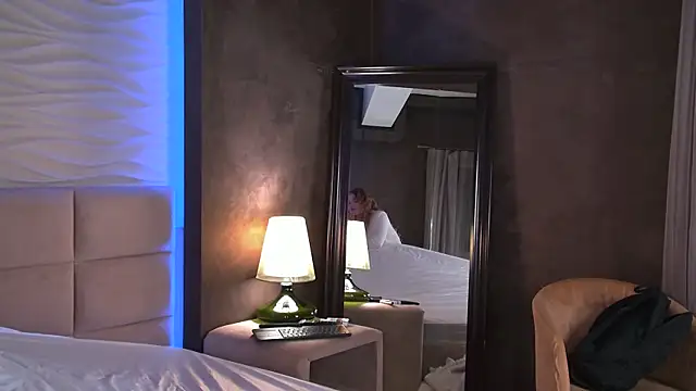 AriWild online show from March 19, 2026, 5:07 am