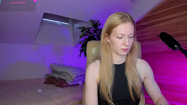 Snapshot of AuroraShoww chatting on November 22, 2025, 12:59 pm AuroraShoww online show from November 22, 2025, 12:59 pm