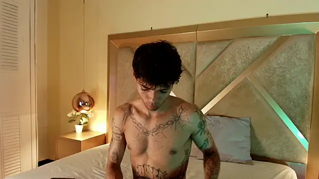 Enzo Hunter online show from October 10, 2025, 4:35 am
