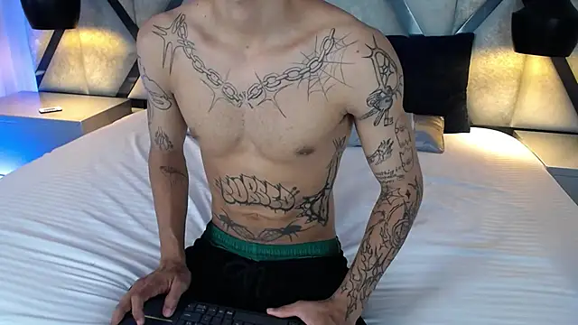 Enzo Hunter online show from October 23, 2025, 3:38 am