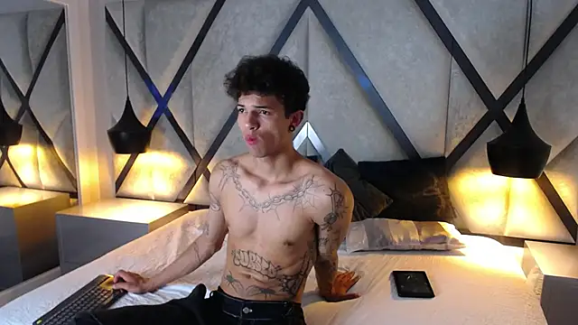 Enzo Hunter online show from October 28, 2025, 4:02 am