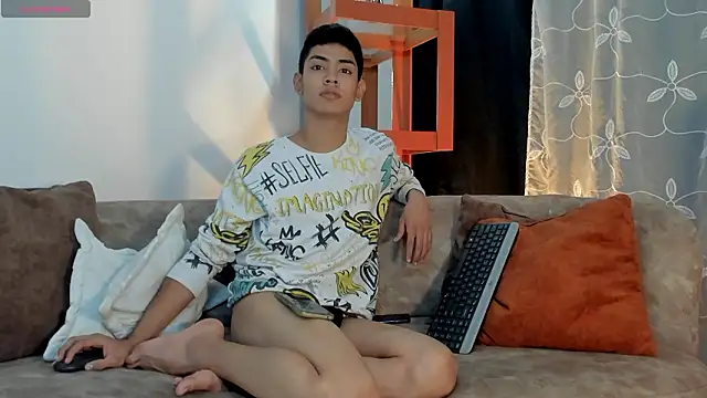 Snapshot of LoganTwink18 chatting on February 7, 2026, 1:30 pm LoganTwink18 online show from February 7, 2026, 1:30 pm