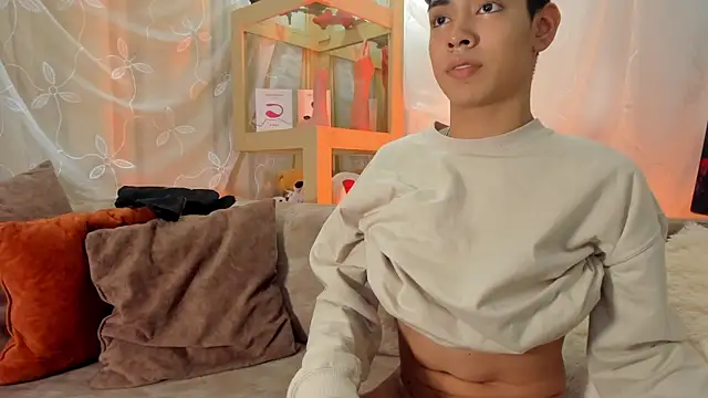 LoganTwink18 online show from April 6, 2026, 11:06 pm