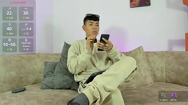 LoganTwink18 online show from November 13, 2025, 12:53 pm