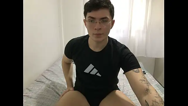 Snapshot of MatheusYoko chatting on October 1, 2025, 4:11 pm MatheusYoko online show from October 1, 2025, 4:11 pm