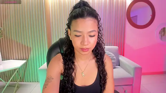 SophieHouston  online show from October 7, 2025, 4:13 am