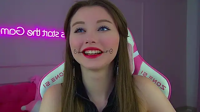 KeiraAsti online show from November 25, 2025, 6:19 pm