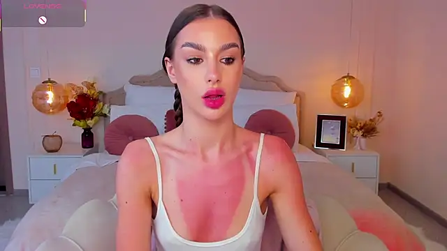 MilaMour online show from May 19, 2026, 2:07 am