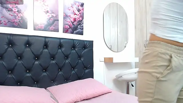 pinky f00x online show from March 18, 2026, 7:15 pm