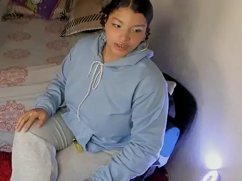 chloe kisses online show from March 23, 2026, 11:32 am