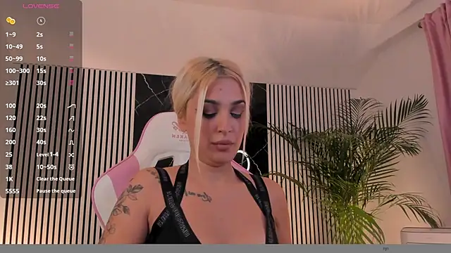 Snapshot of daisyblushh chatting on October 27, 2025, 7:37 pm daisyblushh online show from October 27, 2025, 7:37 pm