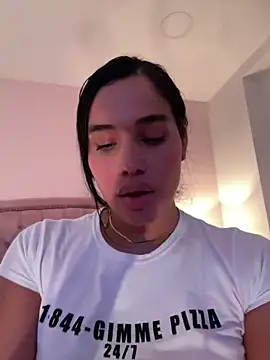 Bella  Wood online show from December 4, 2025, 7:57 pm