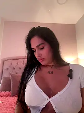 Snapshot of Bella__Wood chatting on November 25, 2025, 8:09 pm Bella Wood online show from November 25, 2025, 8:09 pm