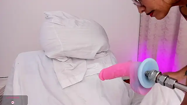 arynaughty20 online show from November 7, 2025, 4:22 pm