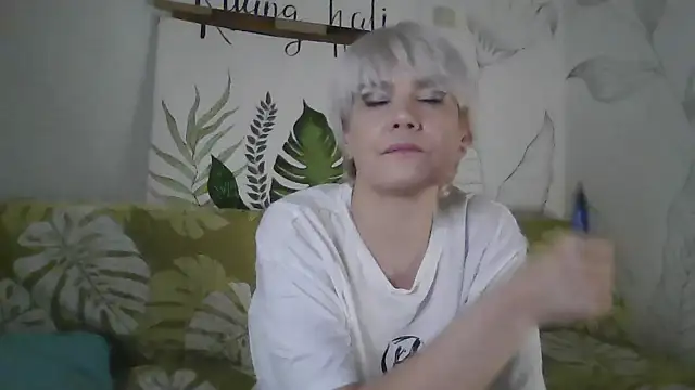 Catty Lady online show from November 12, 2025, 5:50 pm