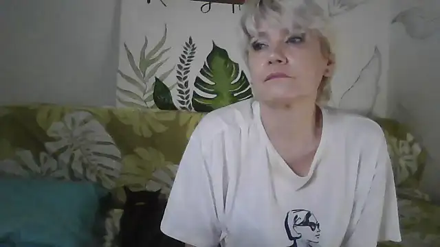 Catty Lady online show from November 19, 2025, 7:14 pm