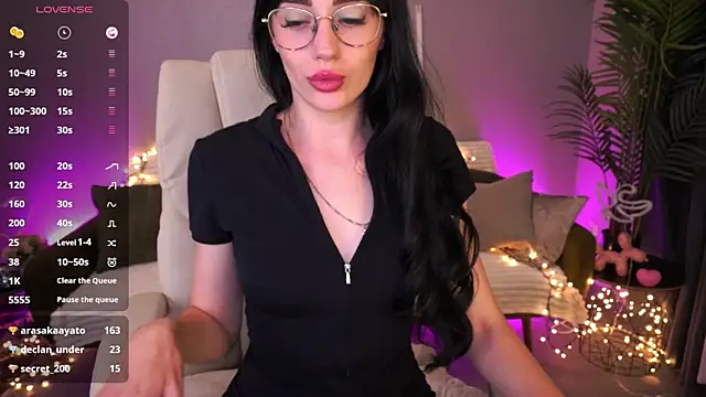 EviLune online show from May 27, 2026, 1:57 am
