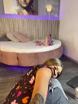 Saracooper   online show from January 9, 2026, 3:35 am