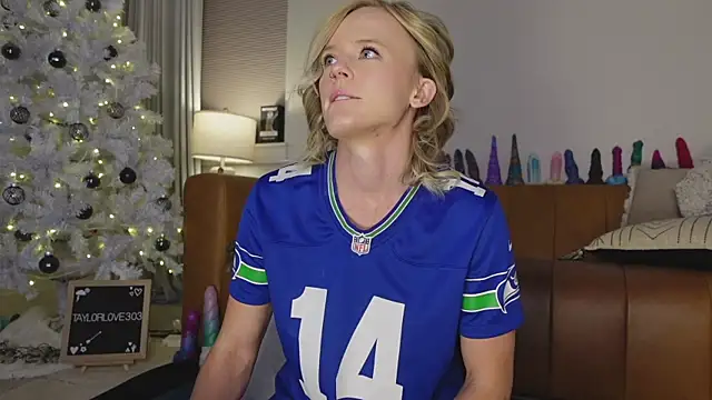 Taylorlove303 online show from December 18, 2025, 11:03 am