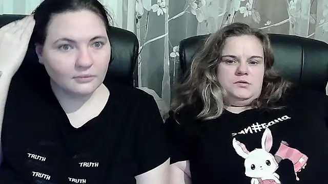 Snapshot of HollyXEva chatting on October 4, 2025, 8:10 pm HollyXEva online show from October 4, 2025, 8:10 pm