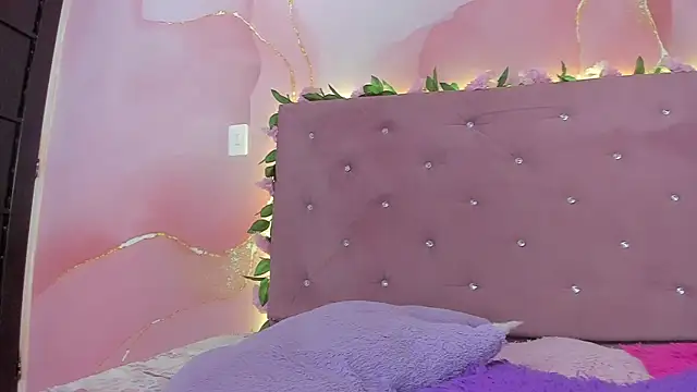 Snapshot of violet_taylor_ chatting on May 6, 2026, 2:15 am violet taylor online show from May 6, 2026, 2:15 am