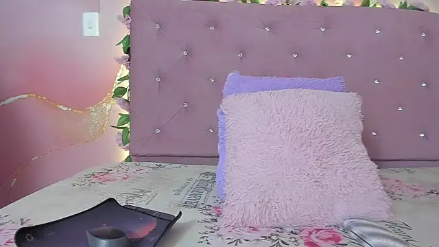 Snapshot of violet_taylor_ chatting on May 26, 2026, 2:20 am violet taylor online show from May 26, 2026, 2:20 am