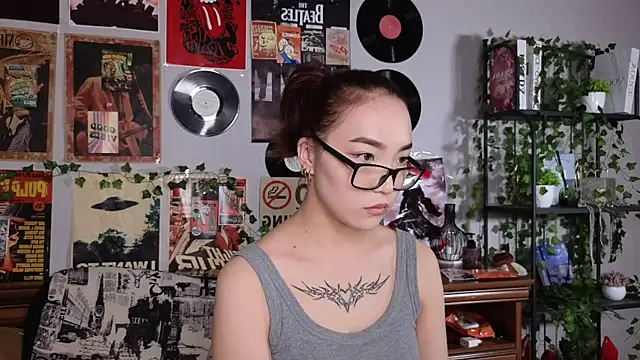 OdetteBiddy online show from November 18, 2025, 8:12 pm