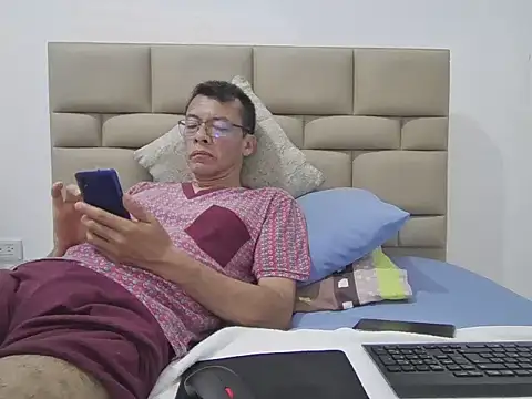 Snapshot of skinnylatino51 chatting on March 18, 2026, 12:36 am skinnylatino51 online show from March 18, 2026, 12:36 am