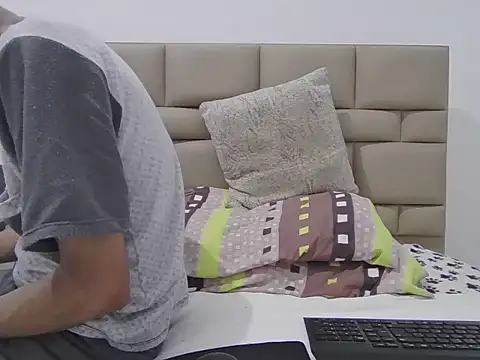 Snapshot of skinnylatino51 chatting on April 10, 2026, 12:28 am skinnylatino51 online show from April 10, 2026, 12:28 am