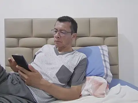 skinnylatino51 online show from November 6, 2025, 12:03 am