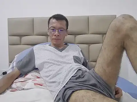 skinnylatino51 online show from November 4, 2025, 12:03 am