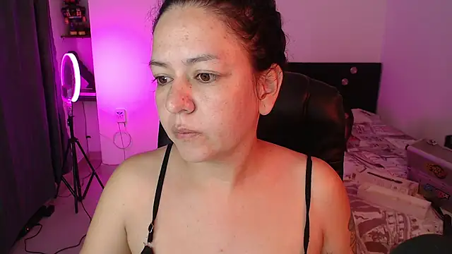 Snapshot of Abbyjoness21 chatting on October 23, 2025, 9:41 am Abbyjoness21 online show from October 23, 2025, 9:41 am