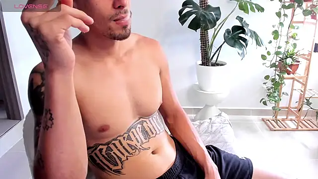 Mikevargas03 online show from April 13, 2026, 2:54 pm