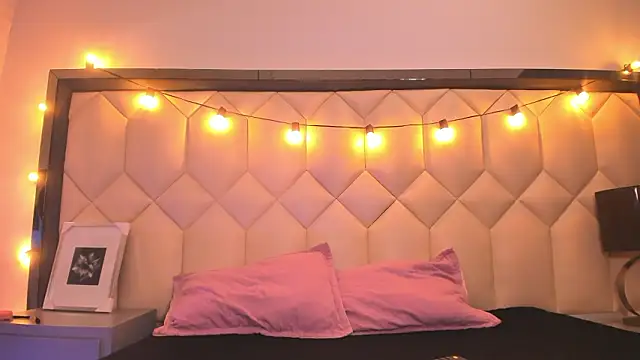 Scarletbigbug online show from February 2, 2026, 11:53 am