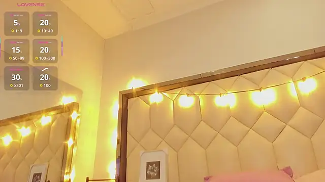 Scarletbigbug online show from April 15, 2026, 1:15 pm