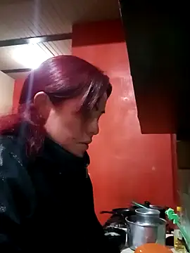 Snapshot of carolinhe_ chatting on October 21, 2025, 1:32 pm carolinhe online show from October 21, 2025, 1:32 pm