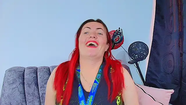 Snapshot of carolinhe_ chatting on October 10, 2025, 9:04 pm carolinhe online show from October 10, 2025, 9:04 pm